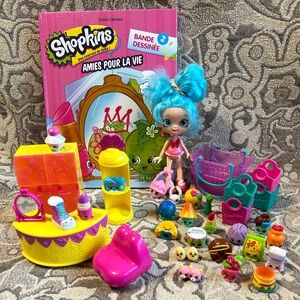 Lot of 24 Shopkins, Fashion Boutique Furniture, Shoppies Doll & Shopping Baskets